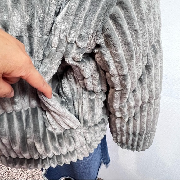 American Eagle Women’s Small Gray Soft Ribbed Textured Puffer Coat Jacket New - Picture 9 of 16